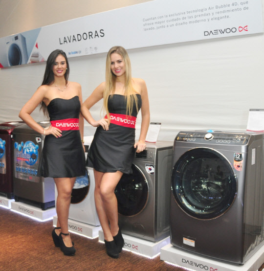 지난 1일부터 사흘간 열린 동부대우전자 칠레 2016 신제품 발표회장에서 모델들이 드럼세탁기 신제품을 소개하고 있다. <동부대우전자 제공>